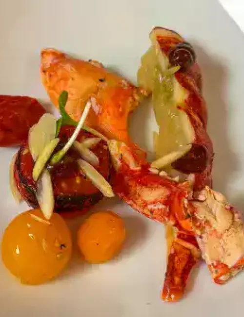 Un plat composé de tomates et homard servi à des clients lors d'une prestation à domicile par le chef tomas makhoul