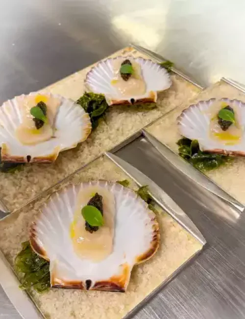 Une entrée autour d'un carpaccio de saint jacques et caviar réalisé par le chef tomas makhoul