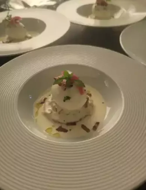 Une entrée avec un oeuf mollet et une garniture dans l'esprit d'une carbonara réalisée par le chef jonathan sacuto