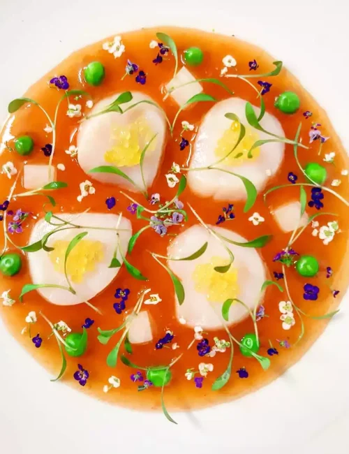 création à base de saint jaques et d'une gelée orange par le chef privé thierry pszonka