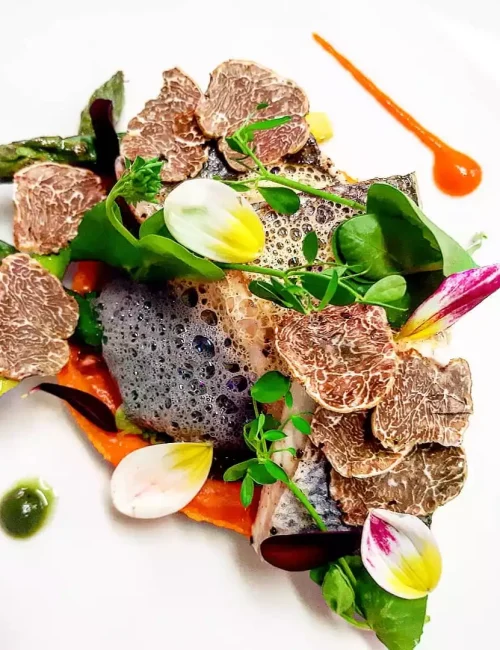 dressage esthétique parsemé de truffe contenant des asperges vertes