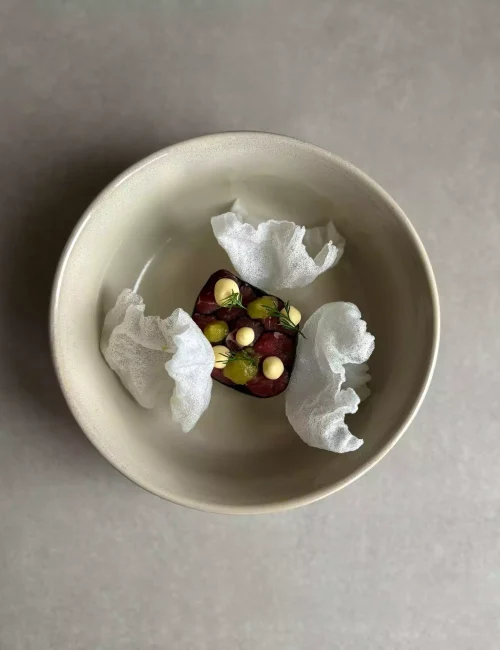 entrée composé de viande marinée et feuille de riz soufflée
