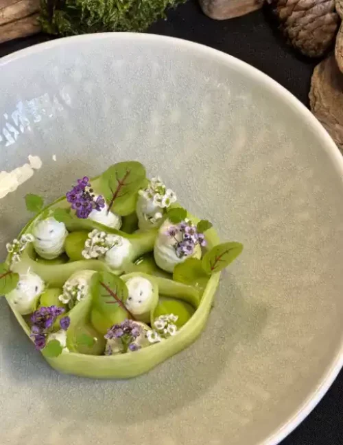 Concombre, pomme et brousse aux herbes composent cette entrée élégante imaginée par le chef à domicile ilan dernaucourt