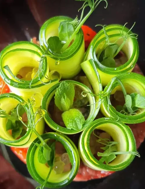 une entrée ensoleillée réalisée avec des courgettes locale par le chef basé à Nîmes