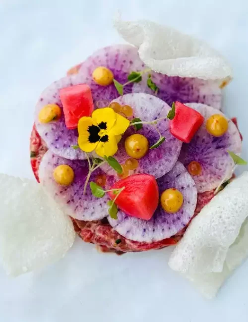 entrée autour des radis, de la viande cru et de la feuille de riz par le chef franck gamard