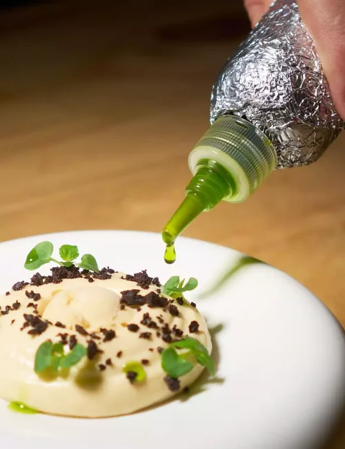 mise en bouche représentant une pissaladière moderne préparé par le chef privé camille adam