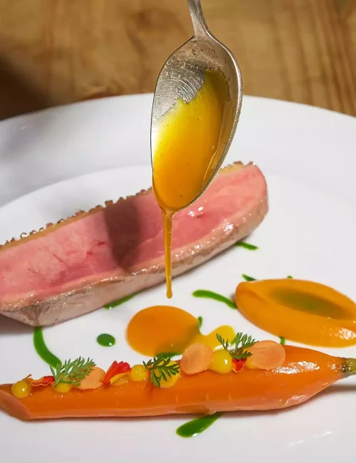 filet de cannette, carotte et kumquat font parti de l'univers culinaire de camille adam
