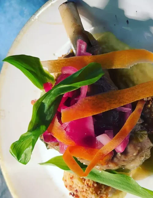 souris d'agneau confite avec des crudités de légumes confectionné par fatimata amadou