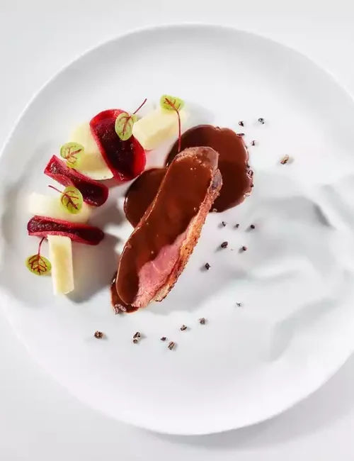 le magret de canard associé à la betterave, création culinaire du chef privé florent gouverneur