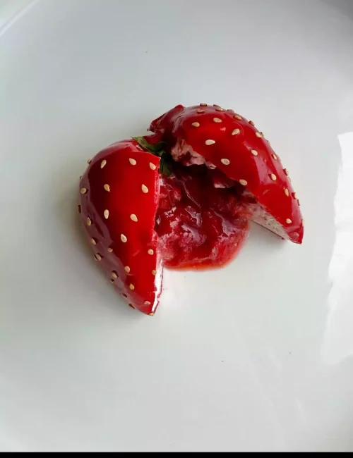dessert en trompe l'oeil d'une fraise avec coeur coulant réalisé par le chef théo moisan