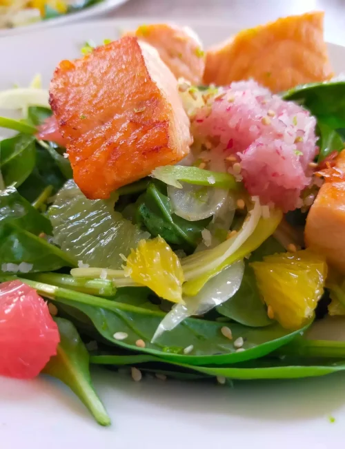 salade d'épinard avec du saumon et des agrumes réalisé par le chef laurent coutantic