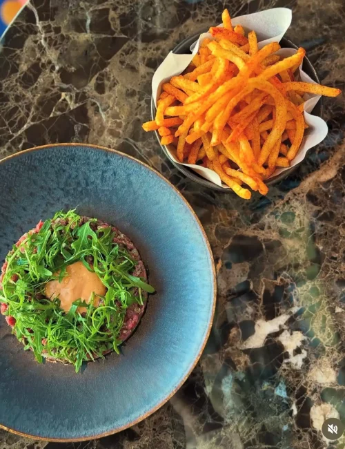 plat composé d'un tartare de boeuf accompagné de frites faites maison par Kajetan Kaczmarek