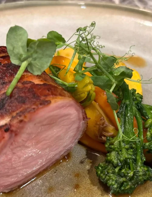 plat de viande accompagné de légumes et d'un jus de viande roti