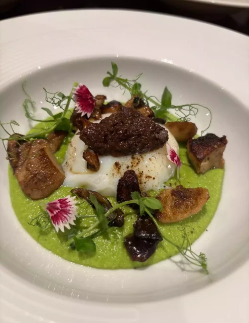 entrée composé de petits pois, foie gras et oeuf parfait réalisé par le chef giuseppe crespa