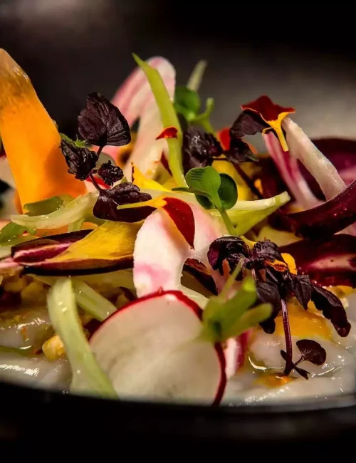 création autour de la noix de saint jacques et des crudités, une entrée fraiche et pleine de saveurs du chef à domicile arnaud basile