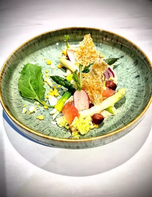 création qui contient des crudités joliment dressé par le chef privé julien jamet