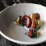 plat autour du poulpe et des pomme de terre réalisé par le chef issu du guide MyTable, Julien jamet