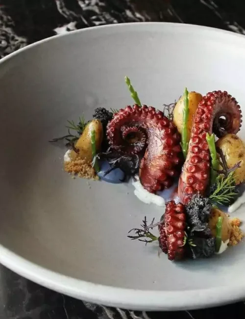 plat autour du poulpe et des pomme de terre réalisé par le chef issu du guide MyTable, Julien jamet