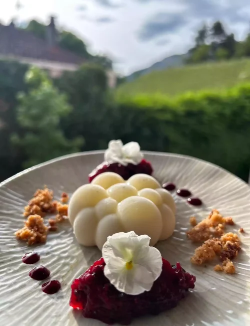 création autour du lait de chèvre, de la fève de tonka et de la verveine, par le chef à domicile jonathan de bouillanne