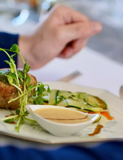 pavé de veau en croute d'herbes réalisé par le chef christophe bouillault