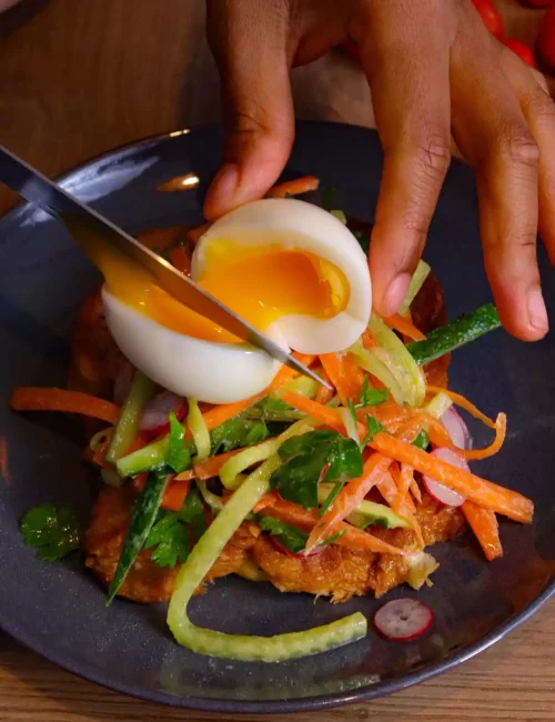 maeva galbas est en train de couper un oeuf pour finir le dressage de son assitte