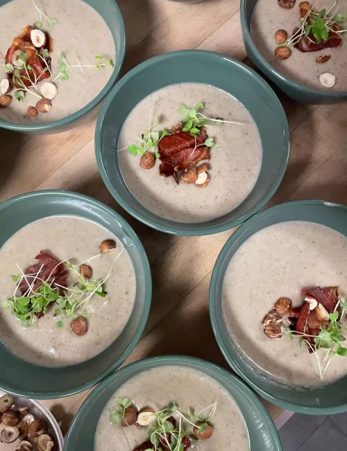 velouté de champignons et noisette par la cheffe à domicile maeva galbas