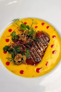 johann schopff a cuisiné ce foie gras pôelé et velouté et salade d'herbes