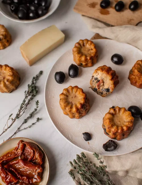 cannelés salés au comté, tomates confites et parmesan réalisés par la cheffe à domicile virginie legrand